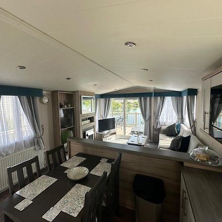 Lakeside Retreat 3 With Hot Tub, Private Fishing Peg Situated At Tattershall Lakes Country Park Exterior photo