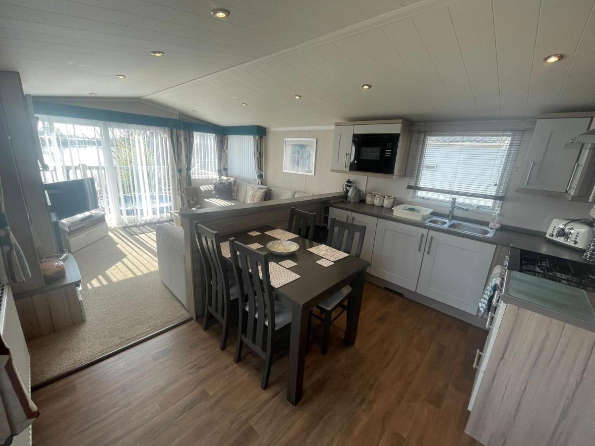 Lakeside Retreat 3 With Hot Tub, Private Fishing Peg Situated At Tattershall Lakes Country Park Exterior photo