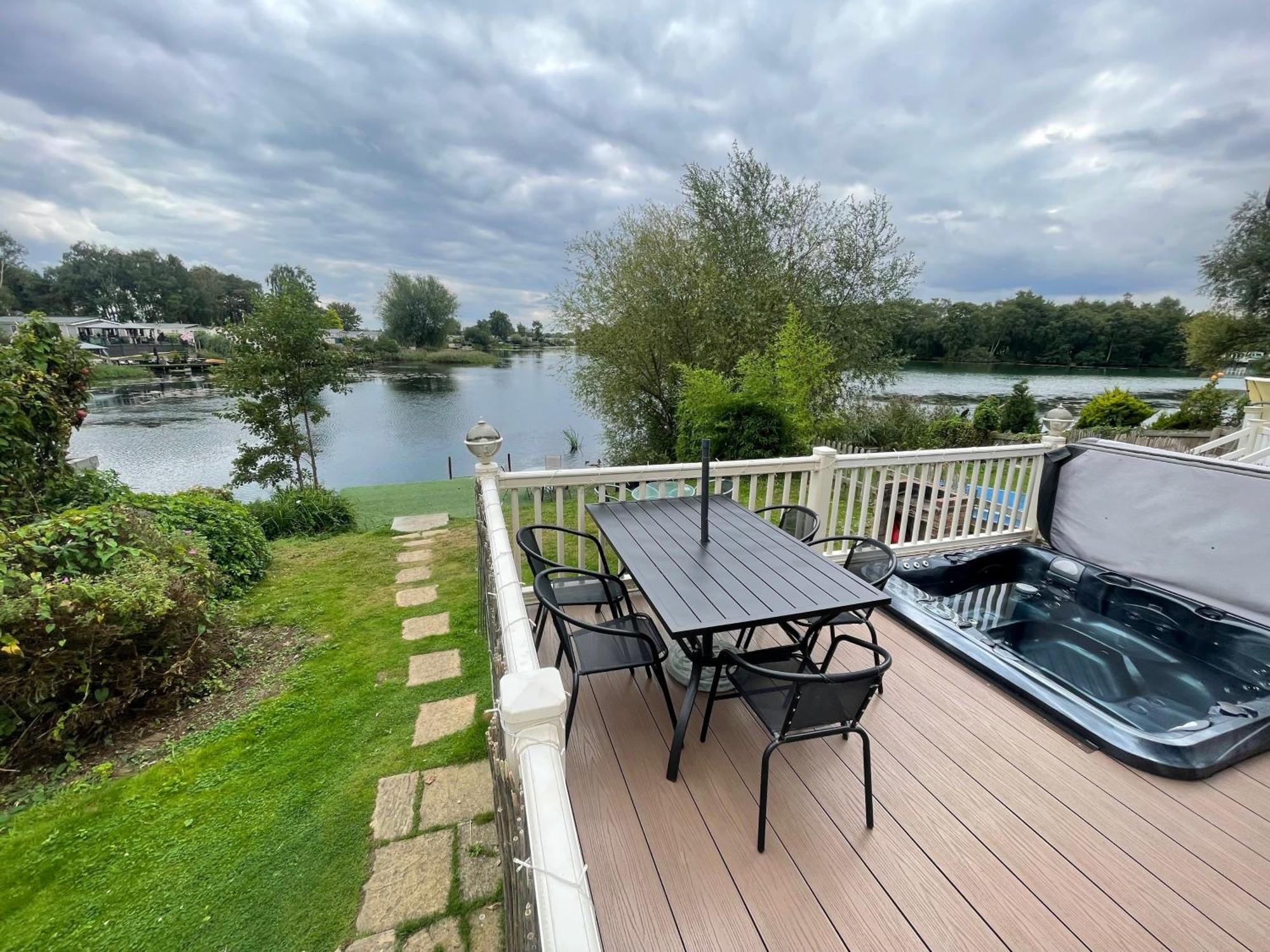 Lakeside Retreat 3 With Hot Tub, Private Fishing Peg Situated At Tattershall Lakes Country Park Exterior photo