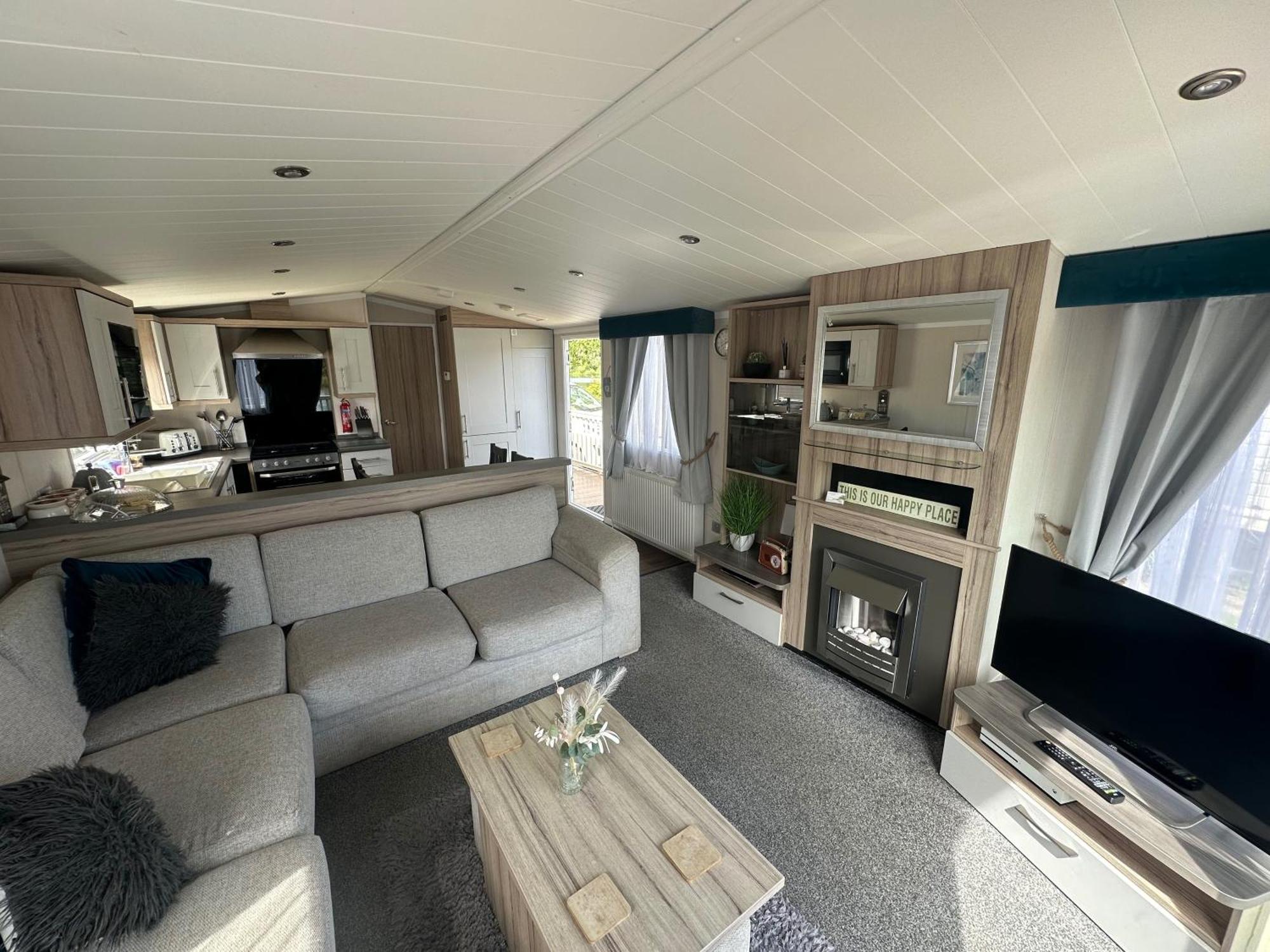 Lakeside Retreat 3 With Hot Tub, Private Fishing Peg Situated At Tattershall Lakes Country Park Exterior photo