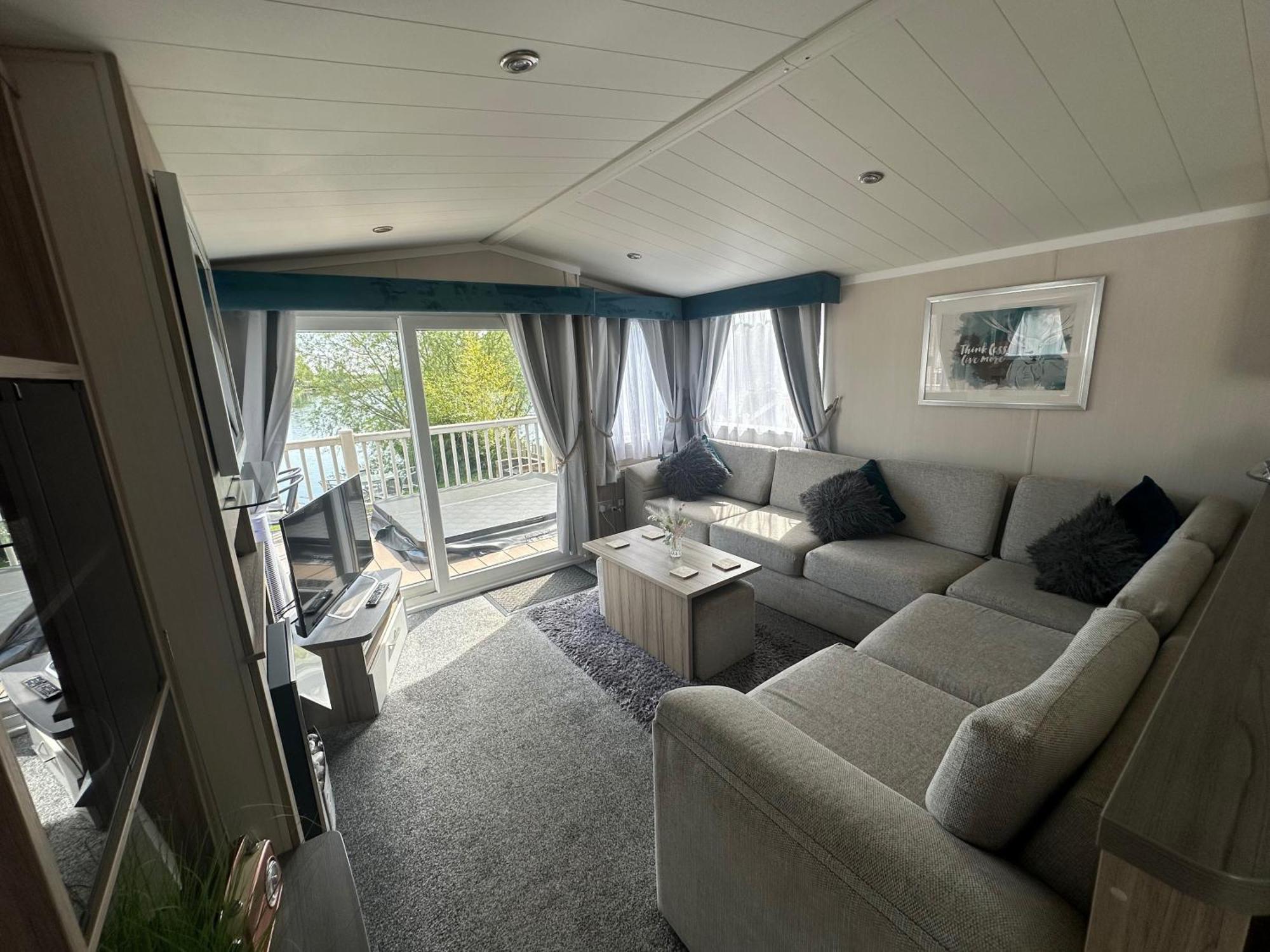 Lakeside Retreat 3 With Hot Tub, Private Fishing Peg Situated At Tattershall Lakes Country Park Exterior photo